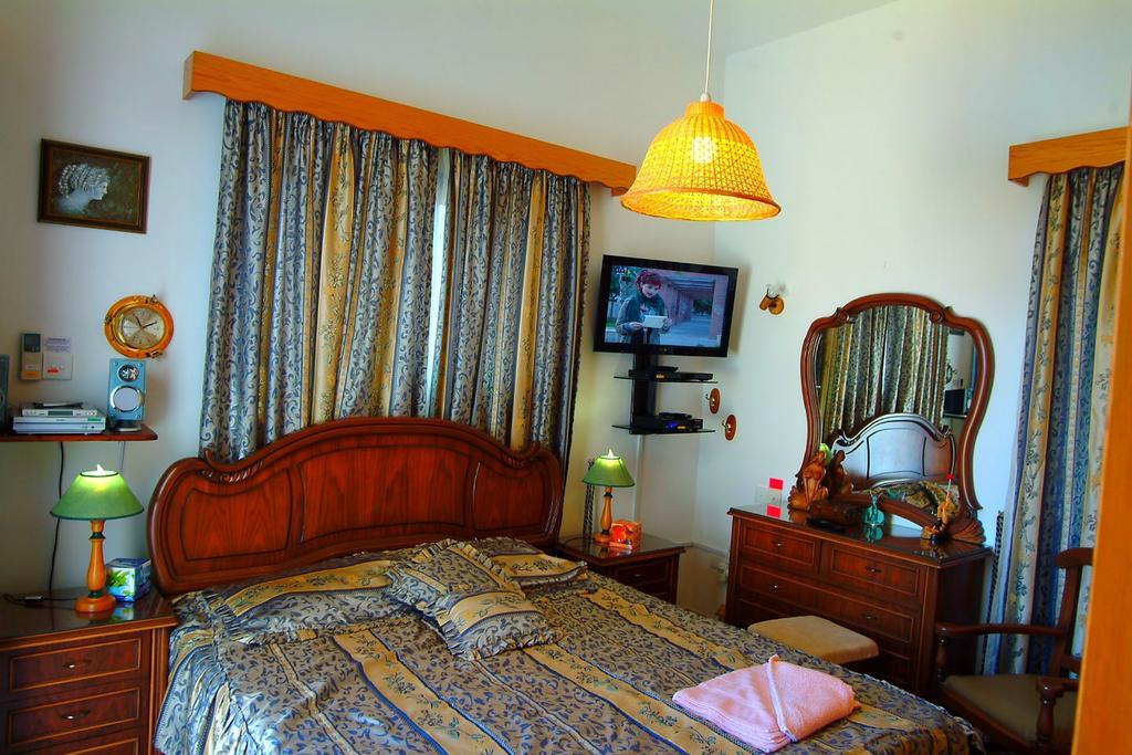 Astrofegia Beachfront Villa Pomos Ruang foto