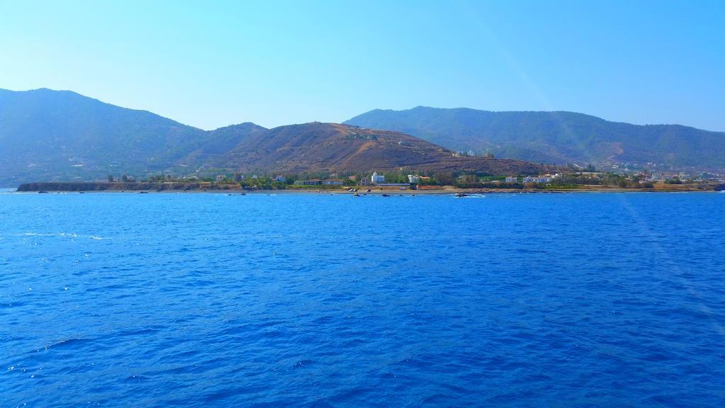 Astrofegia Beachfront Villa Pomos Ruang foto